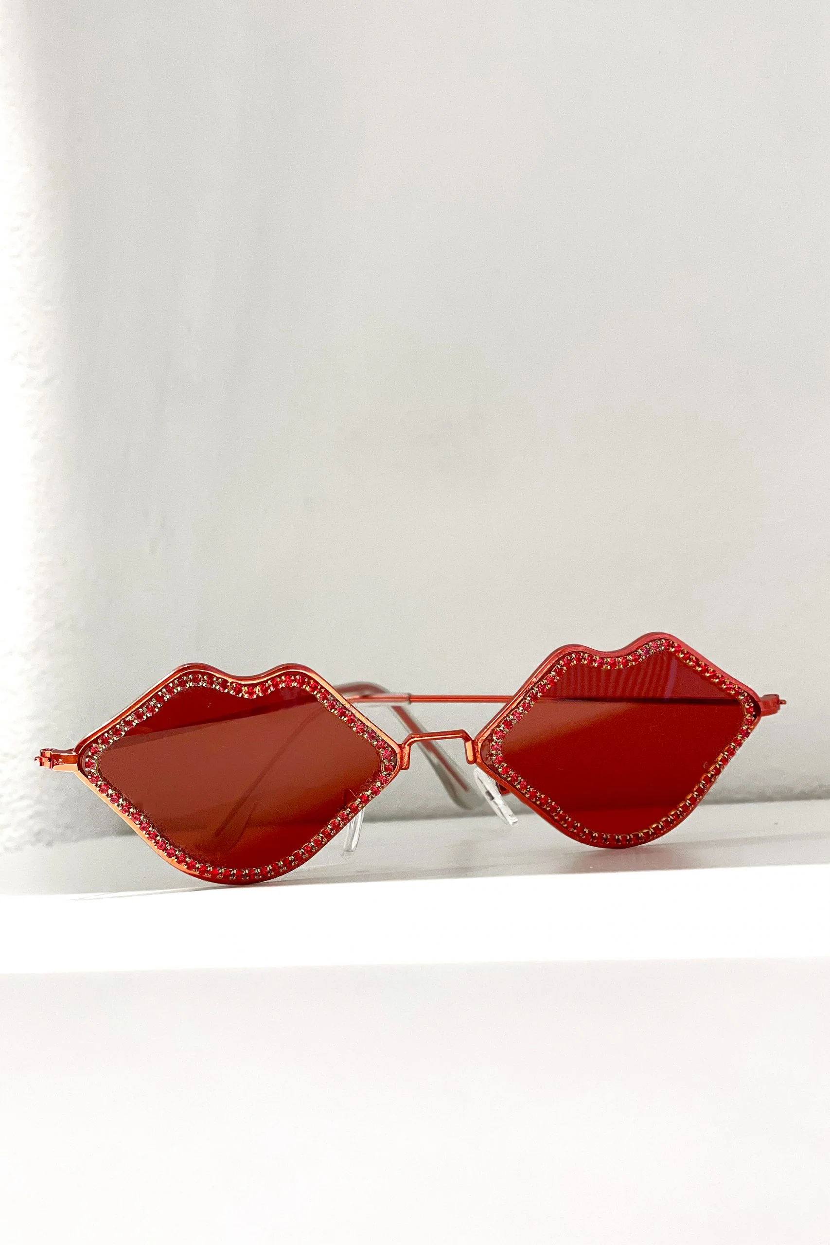 Ellinor lips sunglasses red - Image 3