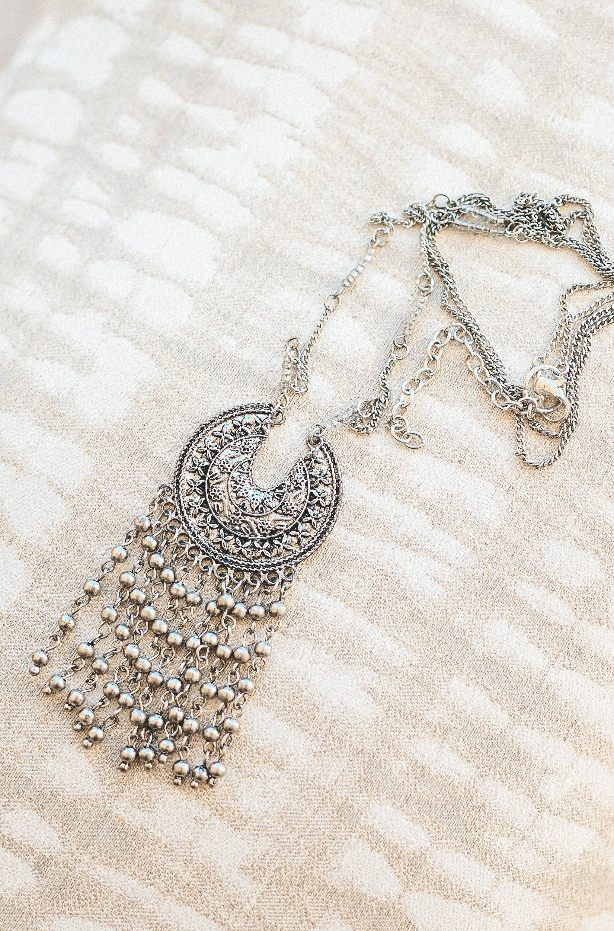 The silver necklace - Image 5